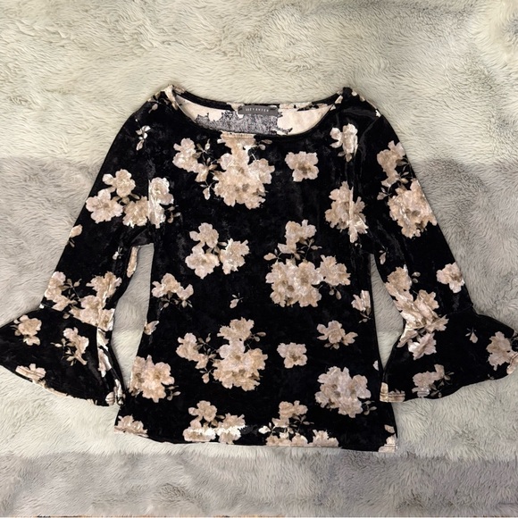 Suzy Shier Floral Velvet Top w/ Bell Sleeves | Light Academia Preppy & Dressy - Picture 5 of 5
